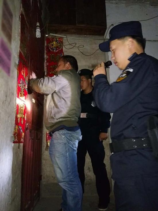 岳阳粗心妈妈误将幼女锁家中 民警全城寻开锁师傅开门