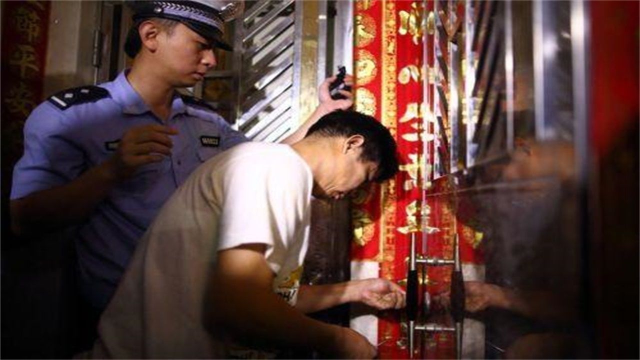 岳阳请开锁师傅开了锁后，师傅为什么一般都不进门，就算主人请也不进去？